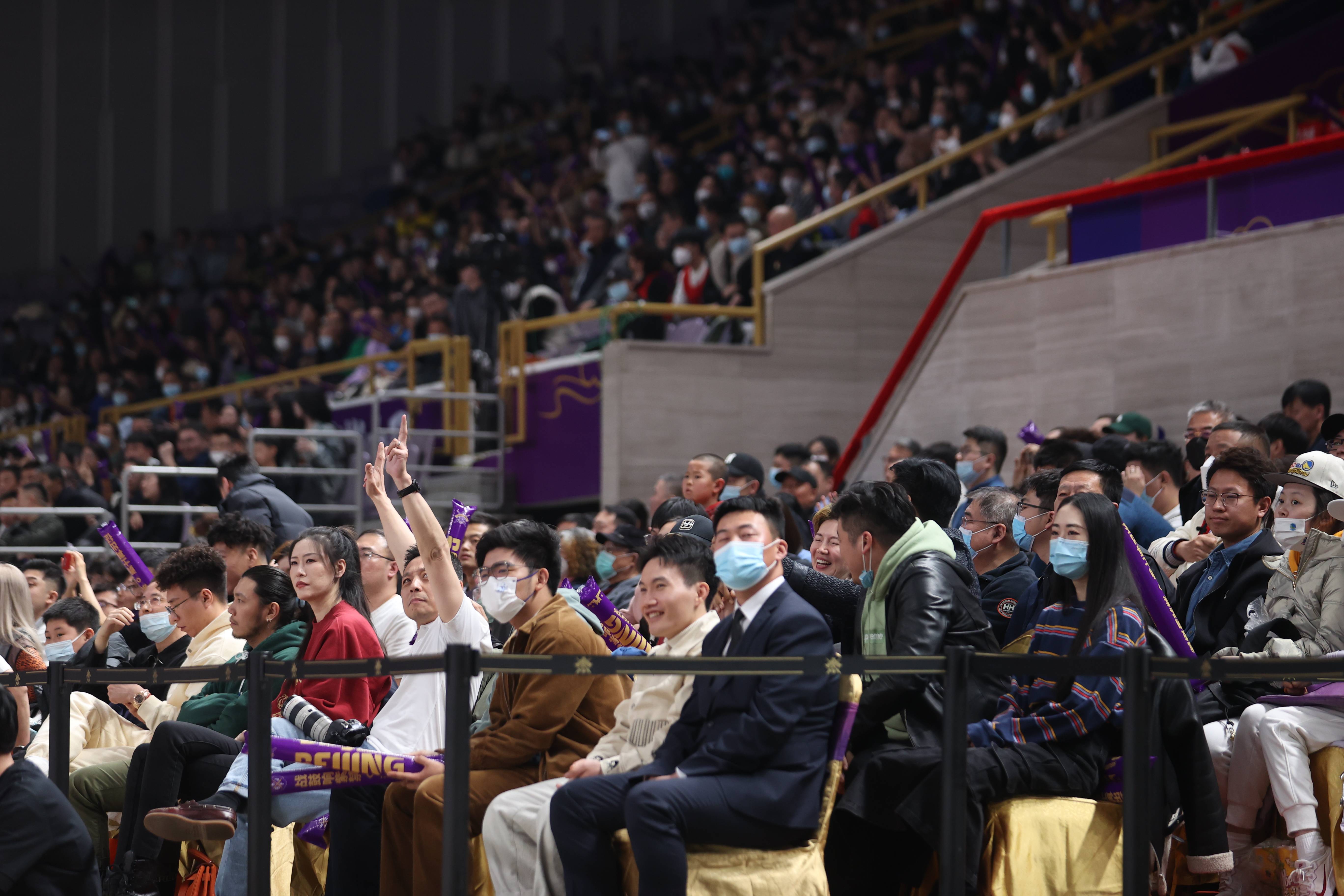 开云app-莎拉波娃重返赛场，重要助攻首场状态出色，勇士观众沸腾！全场沸腾不已的简单介绍